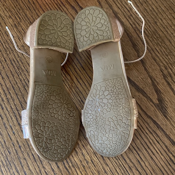 BEAUTIFUL MIA KIDS AUBRIE ROSE GOLD SIZE 2 SHOES . - Picture 3 of 9